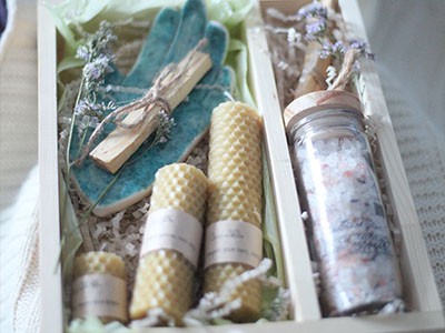 Подарочный набор со свечами и солью для ванн
